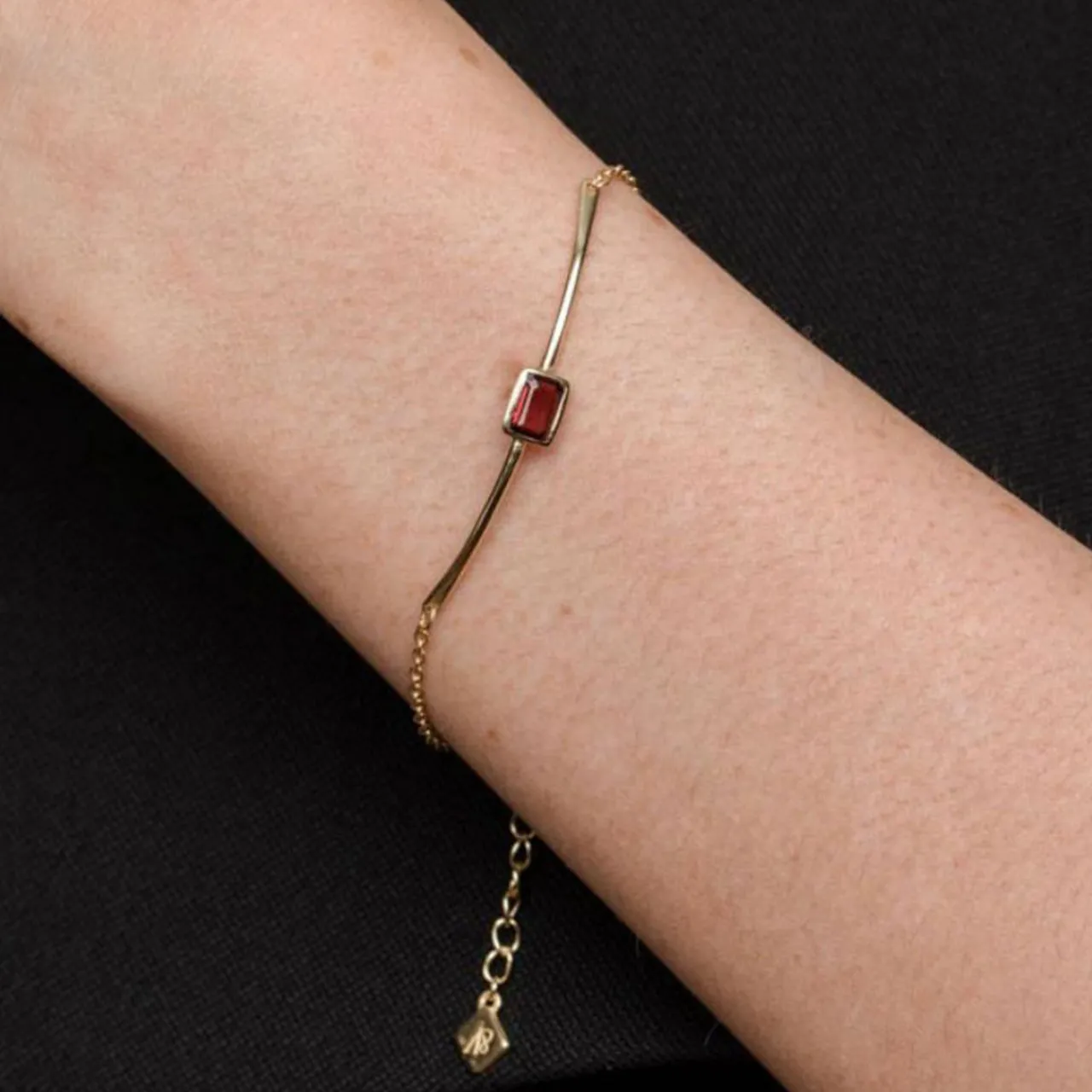 Online Manhattan Garnet Bracelet Women Bracelets